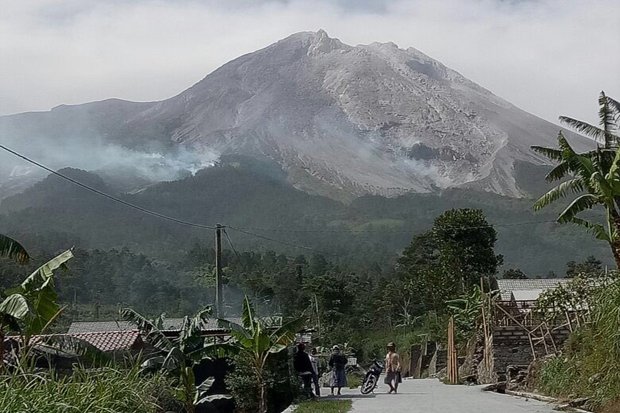Guguran Lava Pijar Terpantau Meluncur dari Gunung Merapi
