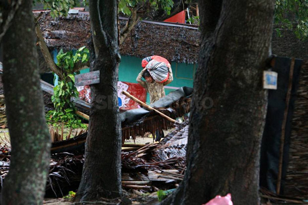Ambil Bantuan Logistik, Korban Tsunami Lampung Jalan Kaki 3 Kilometer