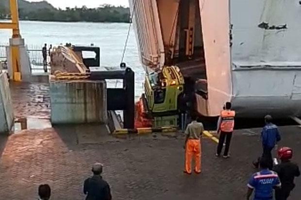 Ramp Door Putus, Truk Fuso Terjebur di Pelabuhan Bakauheni