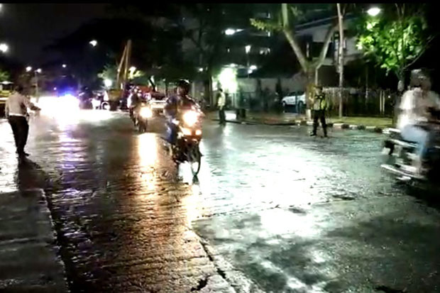 Dibuka, Linmas dan Polisi Jaga Ketat Jalan Raya Gubeng