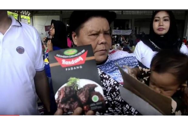 650 Kilogram Rendang Dibagikan ke Korban Tsunami di Lampung