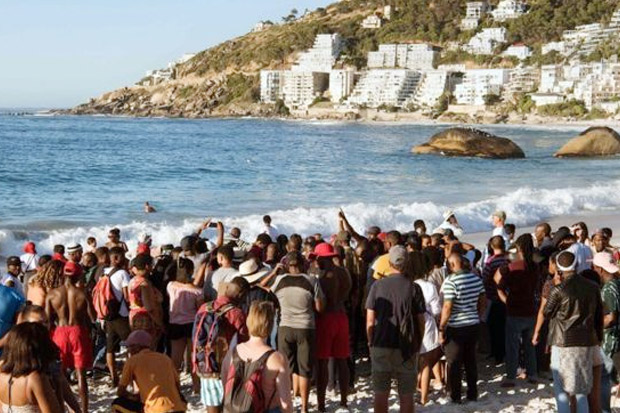 Pengunjung Berkulit Hitam Dibersihkan dari Pantai Picu Aksi Protes