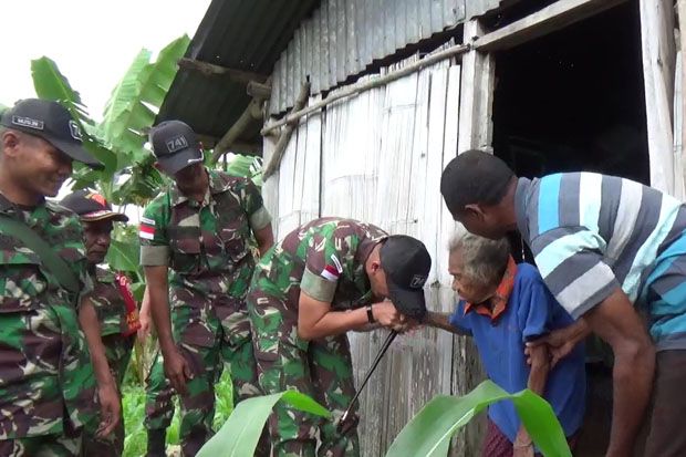 Kunjungi Rumah Warga Tak Mampu, TNI Berikan Sembako Hadiah Natal