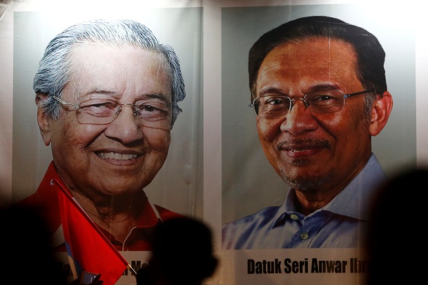 Mahathir Mohamad Indikasikan Serahkan Kekuasaan pada Anwar Ibrahim