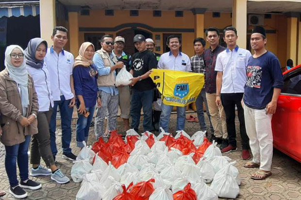 Kunjungi Korban Tsunami Banten, PB PMII Salurkan Bantuan Paket Sembako