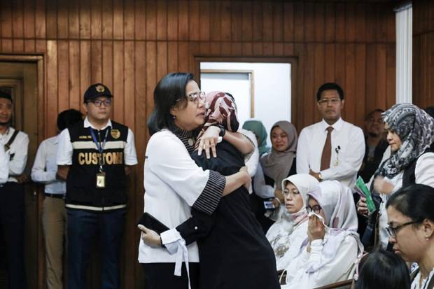 Sri Mulyani Serahkan Hak-hak Pegawai Kemenkeu Korban Lion Air JT610