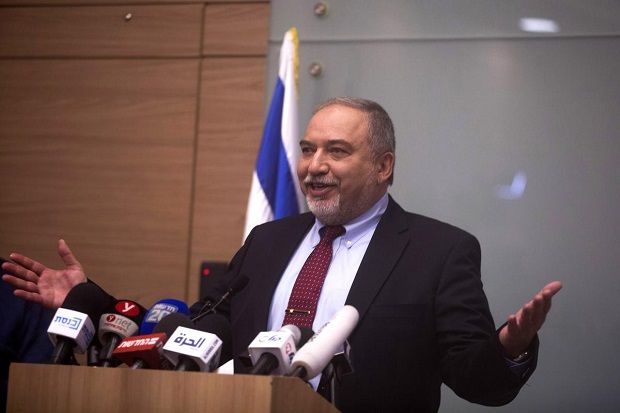 Lieberman: Netanyahu Terus Bayar \Uang Perlindungan\ pada Hamas