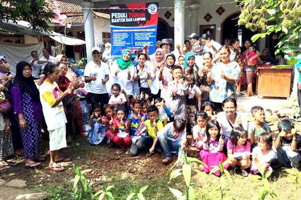 Korban Tsunami Antusias Sambut Bantuan Iluni SMPN 58 Jakarta