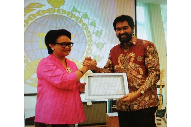 Menlu Dianugerahi Penghargaan dari Pemerintah dan Kadin Aceh
