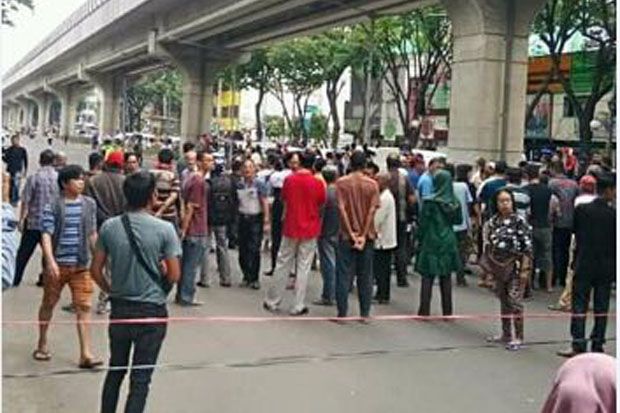 Pemkot Dinilai Arogan soal Larangan Parkir, Jalan Sudirman Diblokade