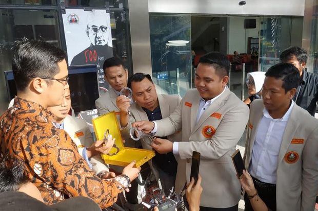 Dukung Berantas Korupsi, Pemuda Muhammadiyah Beri 3 Borgol ke KPK