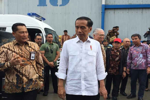 Tinjau Gudang Bulog, Jokowi Sebut Cadangan Beras Melimpah