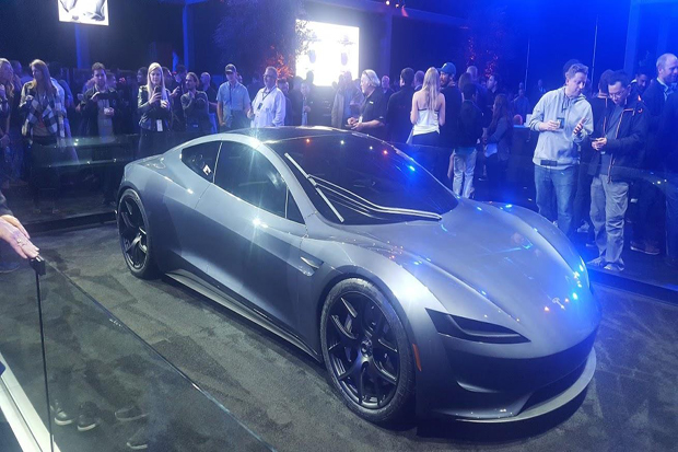 Elon Musk Pastikan Tesla Roadster Tahun 2020 Bisa Terbang