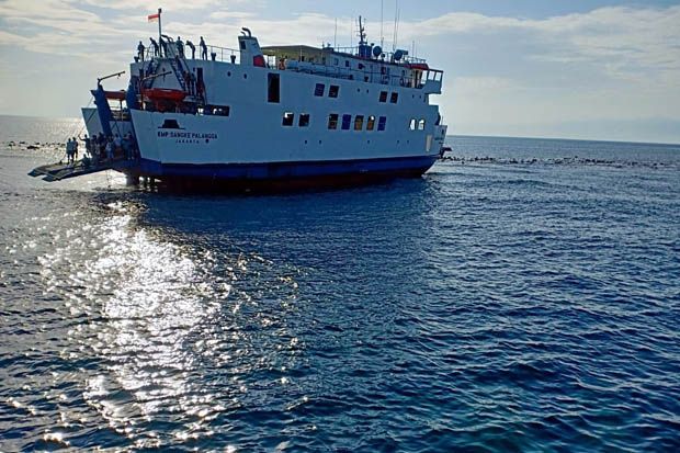 Kapal Feri Sangke Palangga Tersangkut Karang di Perairan Marapokot