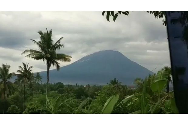 Dampak Hujan Abu Vulkanik Gunung Agung Cemaskan Warga