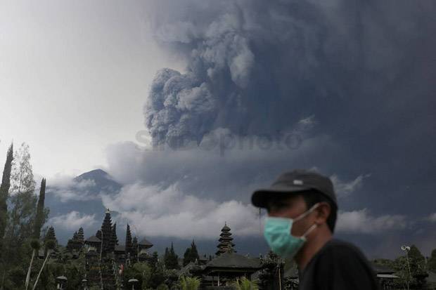 Antisipasi Abu Vulkanik Gunung Agung, Wisatawan Dibagikan Masker