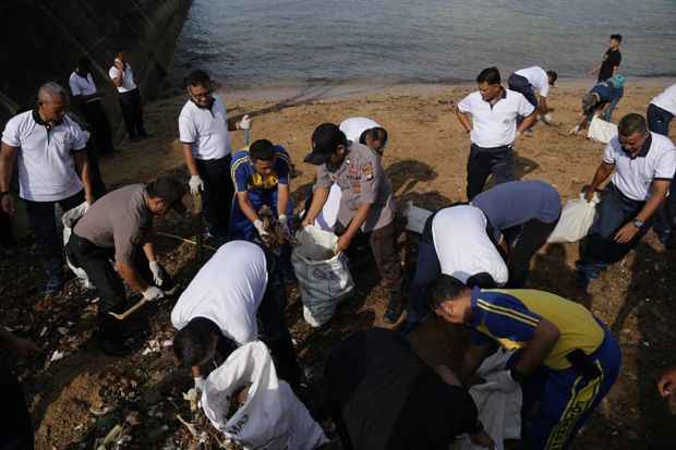 Peringati Hari Dharma Samudera, Lantamal IV Bersihkan Pantai