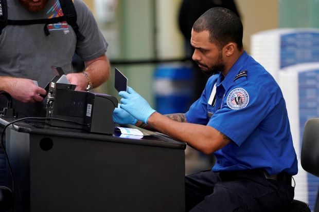 Gaji Ditunda karena Shutdown, Petugas Bandara AS Ramai-ramai Bolos