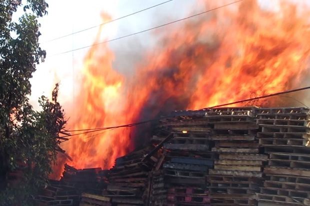 Gudang Penimbunan Barang Bekas di Medan Labuhan Terbakar