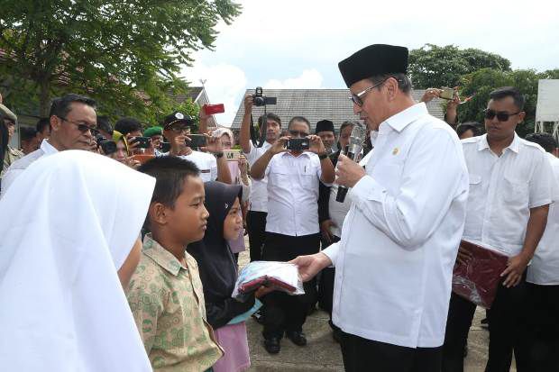 Gubernur Banten Berikan Bantuan Seragam dan Peralatan Sekolah