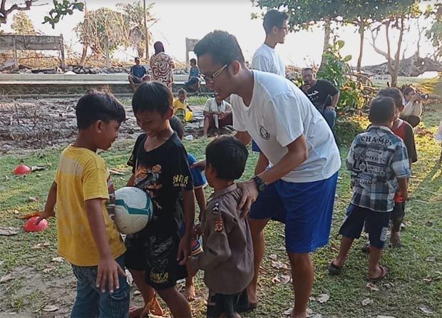 Sekolah Sepak Bola Brasil Bantu Korban Tsunami Selat Sunda