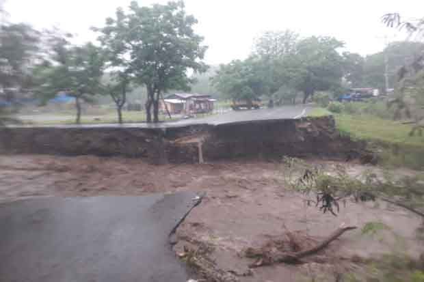 Banjir Bandang, 7 Daerah di Flores Terisolasi