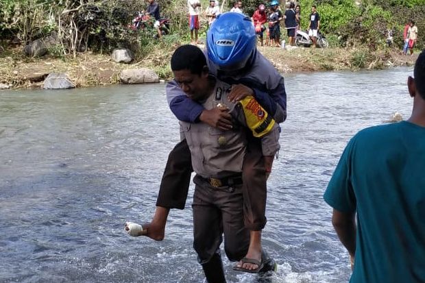 Aksi Heroik Polisi Evakuasi 2 Pasien Lewati Sungai Berarus Deras