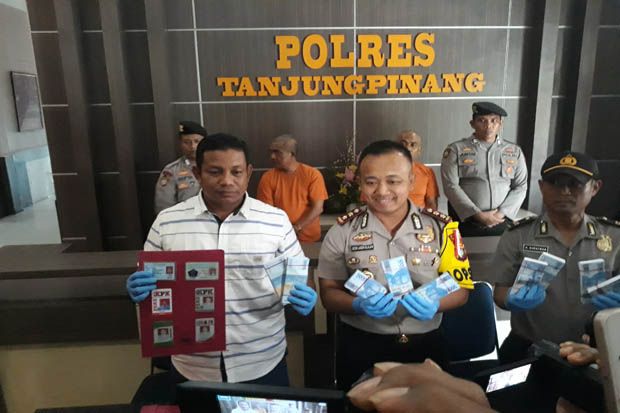 Peras Pejabat, Dua Oknum Anggota LSM KPK Dibekuk Polisi