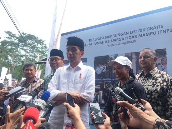 Jokowi: Sambungan Listrik Gratis Berlanjut di Seluruh Indonesia