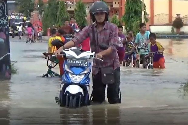 Banjir 1 Meter, Ratusan Warga di Kebumen Dievakuasi