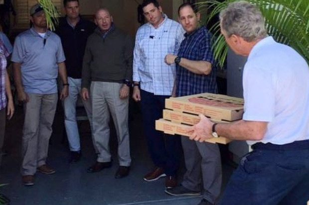 Tunjukan Solidaritas, George W Bush Antarkan Pizza ke Secret Service