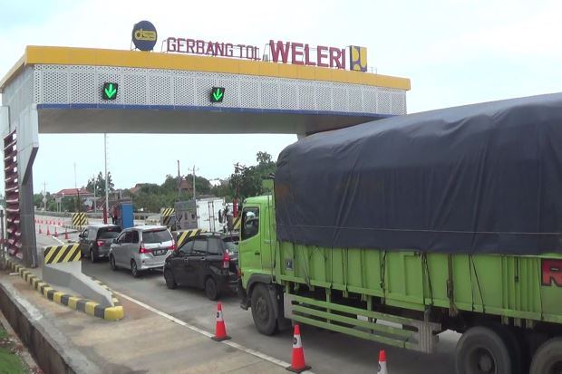 Pertama Berbayar Tol Batang-Semarang, Antre-Kurang Saldo E Toll