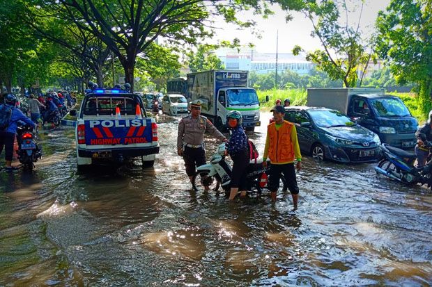 Jalan Raya Juanda Banjir, Arus Lalu Lintas Keluar Bandara Tersendat