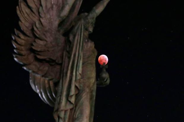 Warga Dunia Menikmati Sensasi Super Blood Wolf Moon