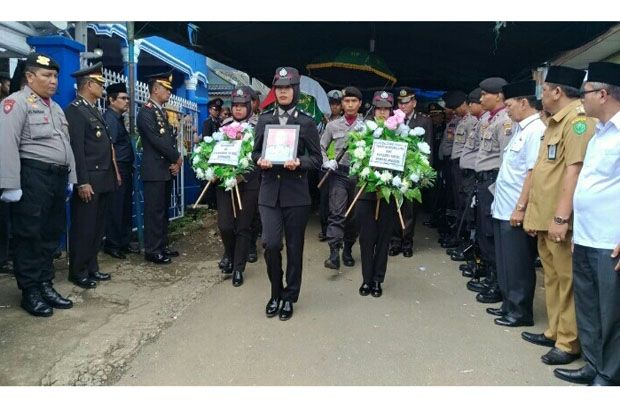 Sejumlah Pejabat Hadiri Pemakaman Suami Rektor UMTS