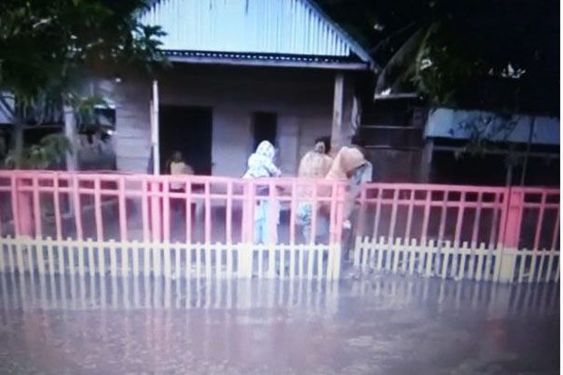Gelombang dan Banjir Rob Hantam Polman, Warga Panik dan Mengungsi
