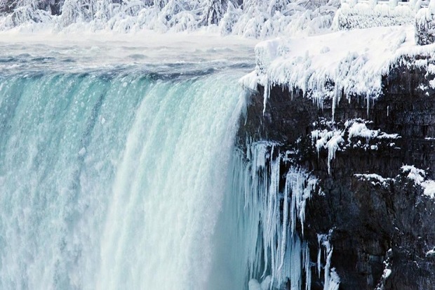 Sebagian Air Terjun Niagara Membeku Jadi Pemandangan Menakjubkan