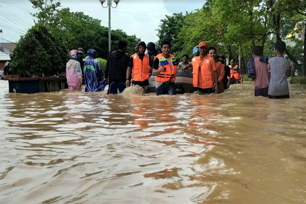 Terjebak Banjir Bandang, Puluhan Warga Dievakuasi ke Rumah Sakit