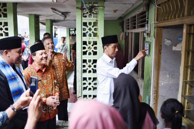 Jokowi Pastikan Sambungan Listrik Gratis Warga Tak Mampu di Bekasi