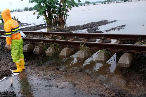 11 Perjalanan Kereta Api Terganggu Akibat Banjir Kabupaten Batang