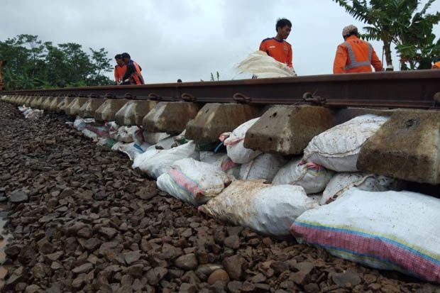 Jalur KA yang Tergerus Banjir Diperbaiki, 2 Jam ke Depan Bisa Dilalui