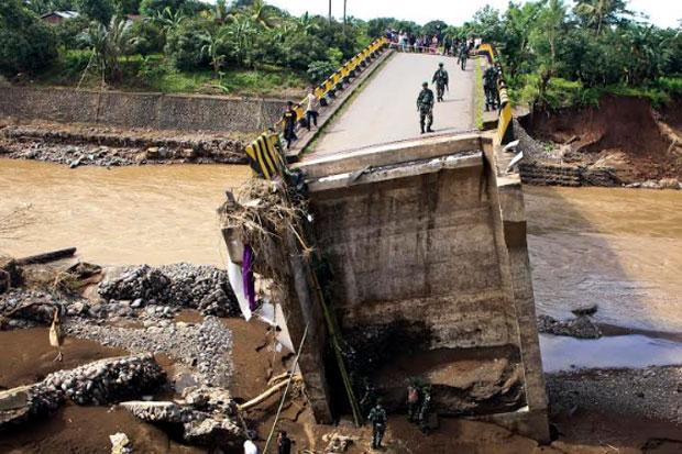 Kunjungi Lokasi Bencana, Wapres Perintahkan Perbaikan Infrastruktur