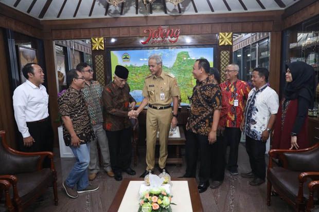 Ganjar Rela Begadang Pantau Banjir Pantura lewat Medsos