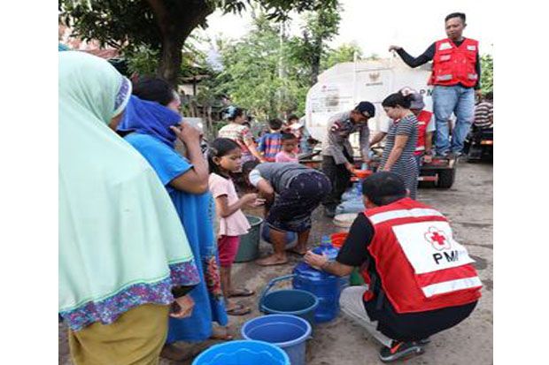 PMI dan Brimob Salurkan Air Bersih ke Korban Banjir di Jeneponto