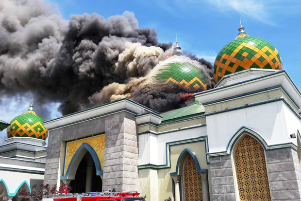 Masjid Agung Belopa di Kabupaten Luwu Terbakar