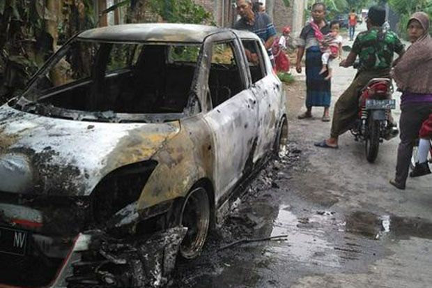Aksi Pembakaran Mobil di Pinggir Jalan Teror Warga Kendal dan Semarang