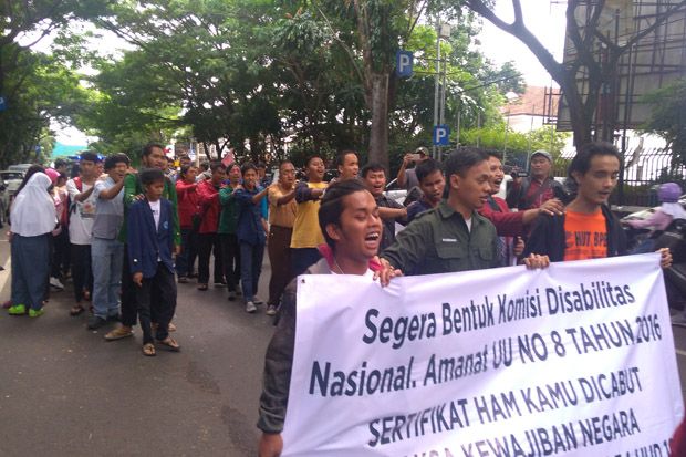 Penyandang Disabilitas Kota Bandung Demo Jalan Mundur