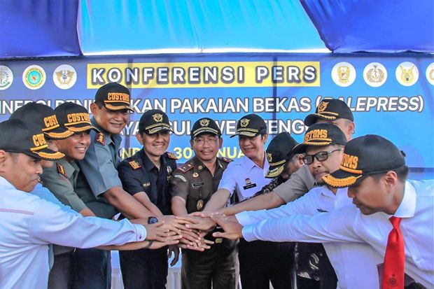 Bea Cukai dan TNI Gagalkan Penyelundupan Kapal Bermuatan Balepress