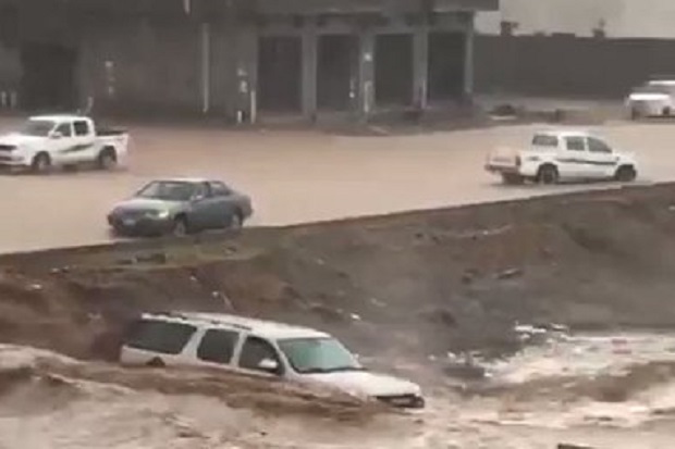 Banjir Luluhlantakkan Sejumlah Wilayah Saudi, Ini Videonya