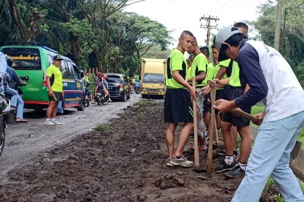Mantap! TNI dan PWI Simalungun Gotong Royong Perbaiki Jalan Rusak